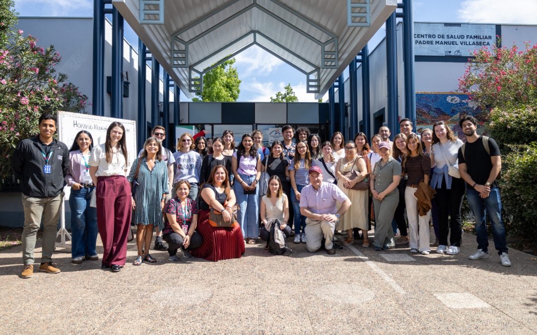 Estudiantes de Harvard visitan el Centro de Salud de Puente Alto