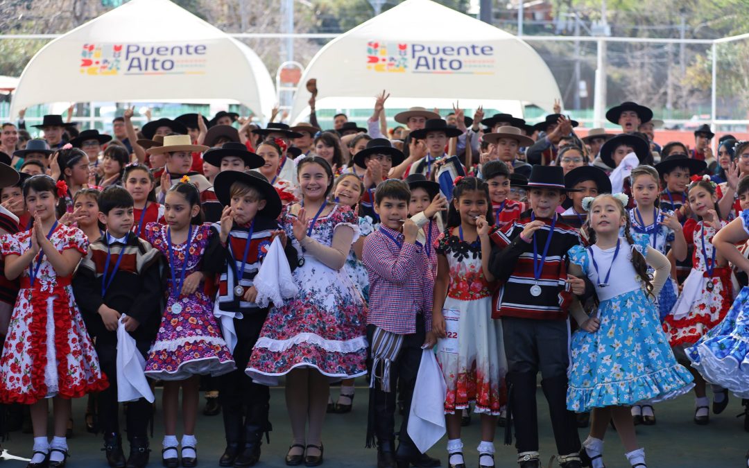 El Campeonato de Cueca Escolar hizo vibrar el Complejo Deportivo Amador Donoso